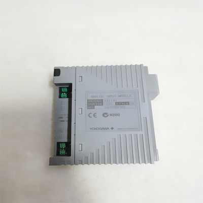 Os terminais de entrada e saída do PLC YOKOGAWA AAI141-H00/K4A00 estão ligados ao módulo no local